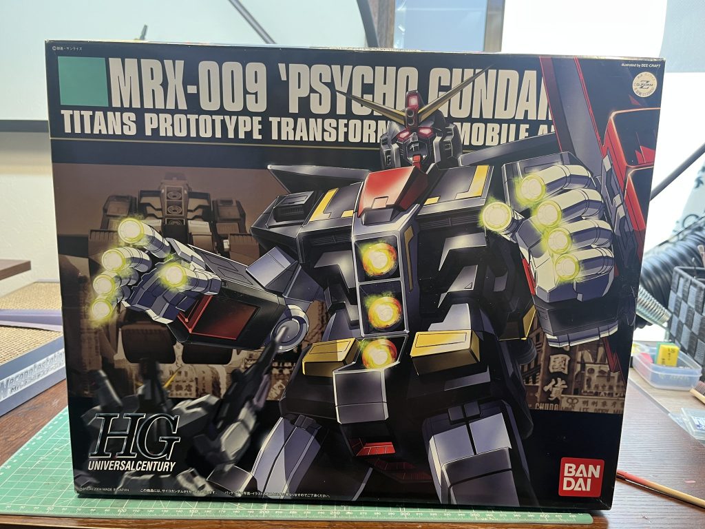 お世話になっております、中野と申します。今回はムラサメ研が開発した試作型可変MA、サイコガンダムを作ってまいります。サイコミュシステムを手に入れた連邦がジオングを参考にした背景があるようで、大きな体格はもちろん、各指からはジオング同様にビームが出るようになっています。私自身実はガンダムのデザインは得意ではないのですが、ニューホンコンで初登場したサイコガンダムに大きな感動を覚えており、ド迫力の図体に如何にも悪役ですけどってカラーリングが最っ高にぶっ刺さって大好きなMAの一体です。しっかりとその迫力と感動を引き出せるように作っていきましょう！