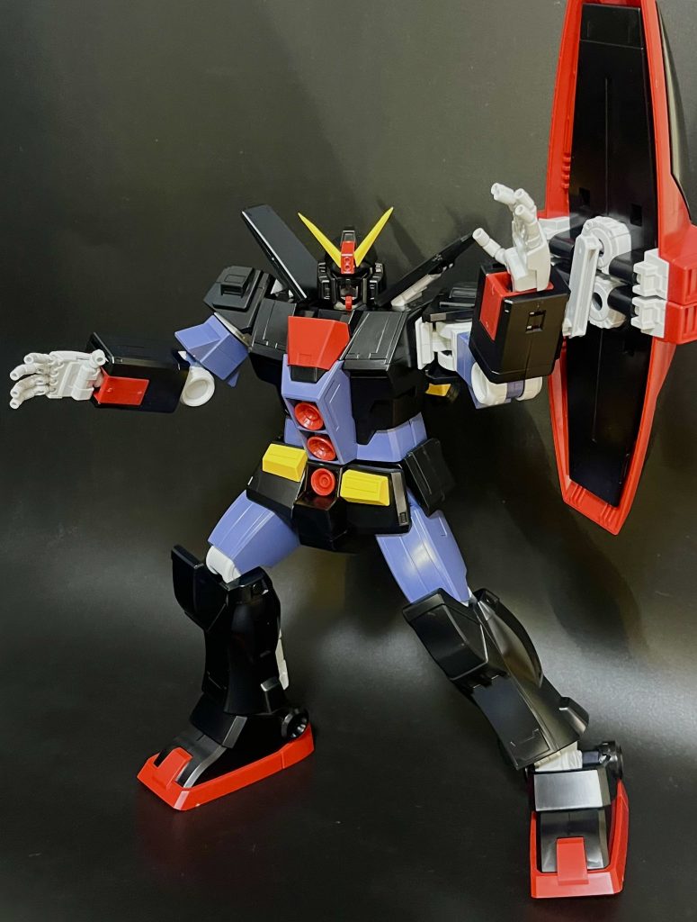 一先ずは素組みから！！とにかくデカイ！！全長ざっくり27cm！！このデカさだけで正直たまらんす。サザビーKa作ってからデカイキットの味をしめてしまって、作りたくて作りたくてたまんなかったんですよね。ただ、やはり古いキットなこともあって色分けも甘く、ディテールもあっさりしてるのでこのままだと味気なさも結構あります。今回は全塗装もしてもっとかっこよく仕上げていけたらと思います。 