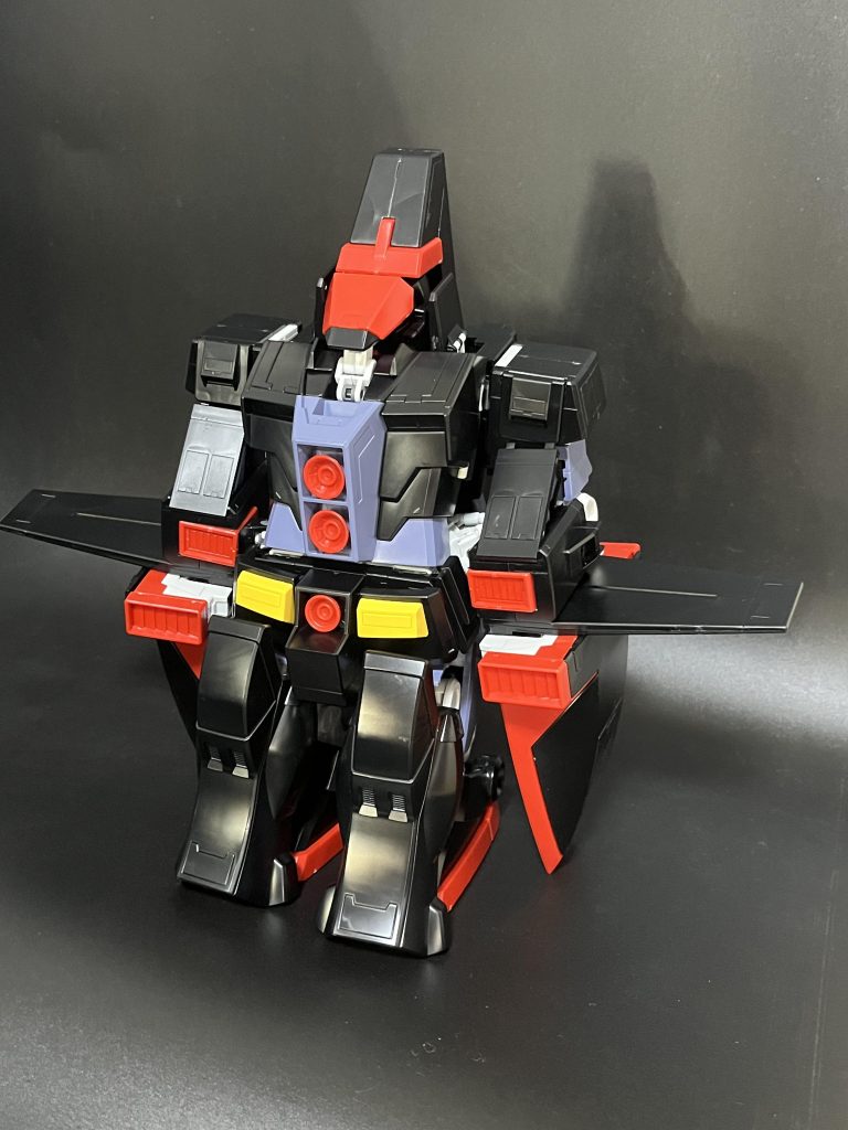 ただ、その前にモビルフォートレスへの変形だけ先に体験しておきました。かなりガチャガチャ動かす感じでたので、塗装してからですと絶対剥げるって確信があります。胴体を前後に分離したり、正直かなり無理を感じる変形ではありましたが、めちゃくちゃ面白かったです。 