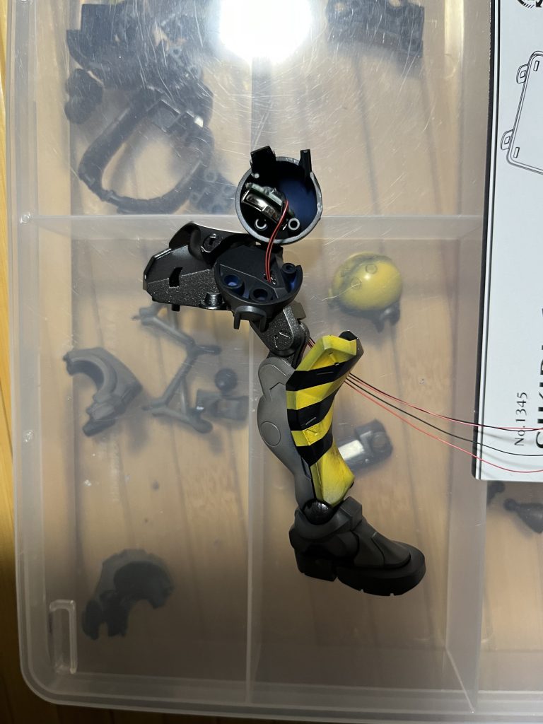 両足の丸いところにひとつずつ磁気スイッチを仕込んでます。(モノアイ用1灯とパトライト用2灯分のもの)