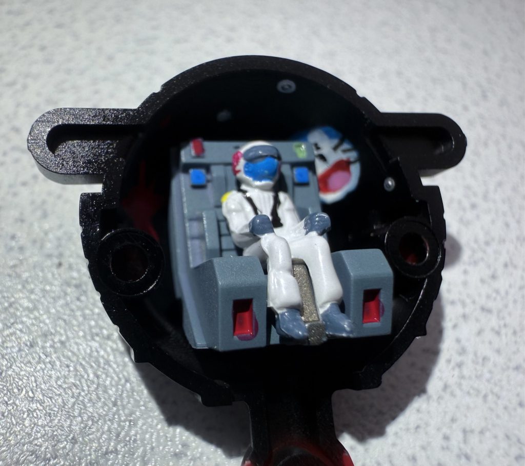 ガンプラは自己満を得るか、効率的省力製作に徹するかの、自身と葛藤する修行ですプロモデラーじゃないんだから誰に認めてもらう訳でも無く・ヤスリ掛けでの平面出し・C面のエッジ出し・バンダイエッジ消し・内部フレームのディテール塗り分け・目立たない程度のさり気ないグラデ塗装製作工程の目的のほとんどは、自己満です 今回は、全天周囲モニター内部に、左後方から追ってくる21世紀式猫型MSを書いてみました当然、組み終わったら確実に見えなくなるヤツ