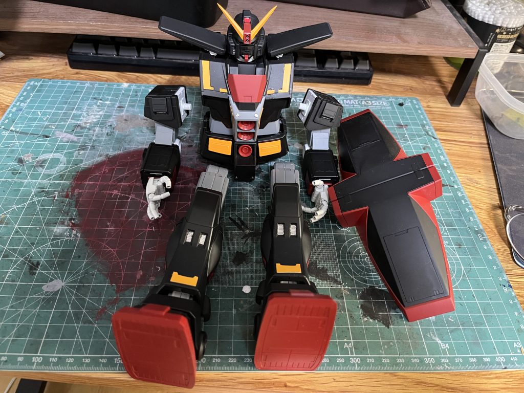 ろくな写真が残ってなかったのですが、ひとまず全身を塗装してまいりました。基本色はそのままに、全身の紫はチープ感を助長させていたように感じたので、引き締まるようにニュートラルグレーで塗装しました。あとは全身の黄色いラインなのですが、これシールでの再現だったんですよね。小さいキットならまだしも、この大きい身体でシールを貼ると目立っちゃいそうだなと思ったんで珍しく少し手を加えました。