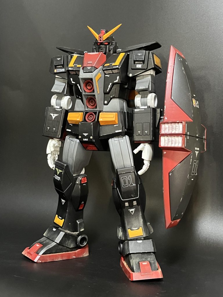 てなこって、デカール貼って軽くウェザリングをして完成です！あまりボロボロになるイメージが付かなかったので、ウェザリングは全身に軽くウェザリングマスターのススをグラデーションになるように、黒いところは上側に（ウェザリングマスターの方が色が明るいので）、黒以外のところは下側に塗って指で伸ばして、全身にシルバーで軽くチッピング、足元をサンドでがっつり汚しました。全身の白いパーツがABS樹脂ですので、ちょっとした加工でパキパキ割れるのも加味して必要以上に今回手は加えなかったです。