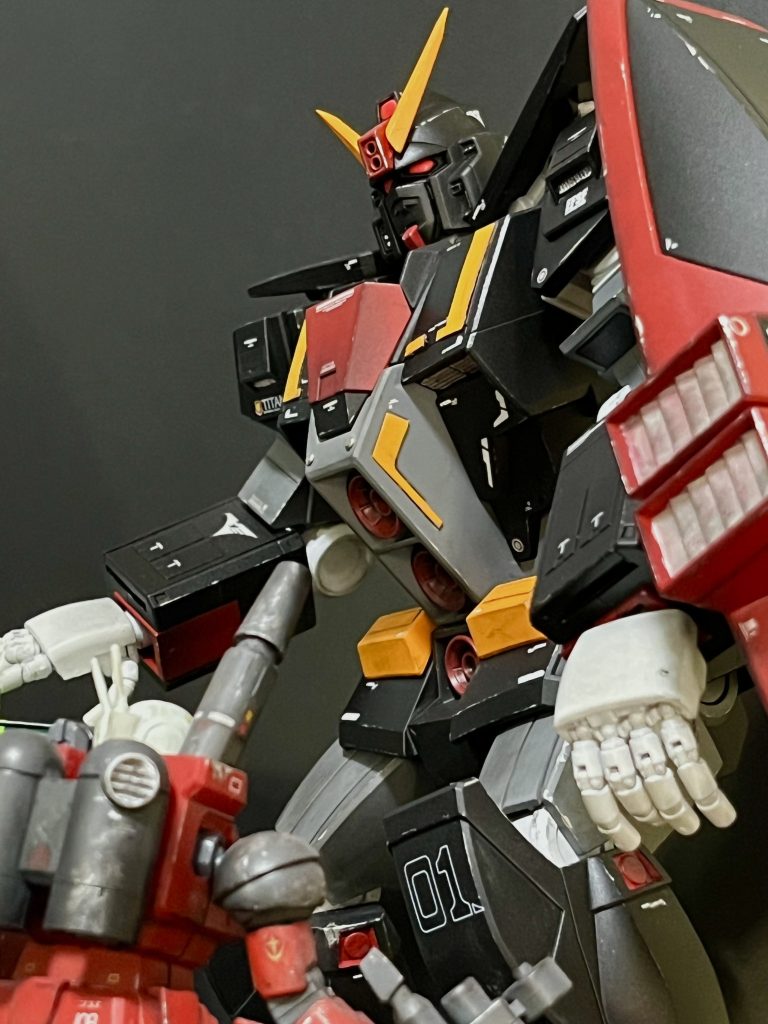 ガンキャノンとも一緒に撮影してみました。やっぱり他のMSと並べてみてこそのこの図体ですよね！可動域は正直そこまでですし、盾を持つと自重で腕の維持が難しかったりはしますが、迫力は満点です。