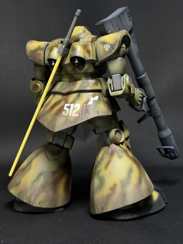 後ろのスカートは面積が広くて間が持たないので、デカールを貼って誤魔化しました。