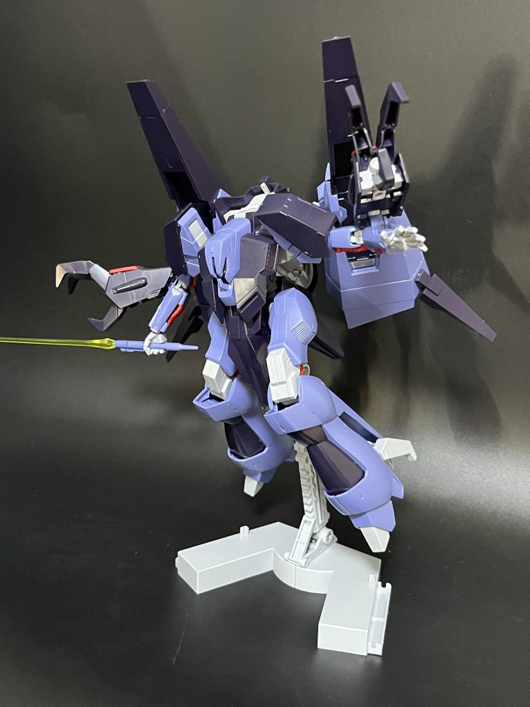 ひとまずいつも通り素組みからまず組んで思ったのがこのキットめちゃくちゃ出来が良く感じました。意外と大振りで迫力のある機体に展開ギミックが複数仕込まれていて作って動かして楽しい機体でした!