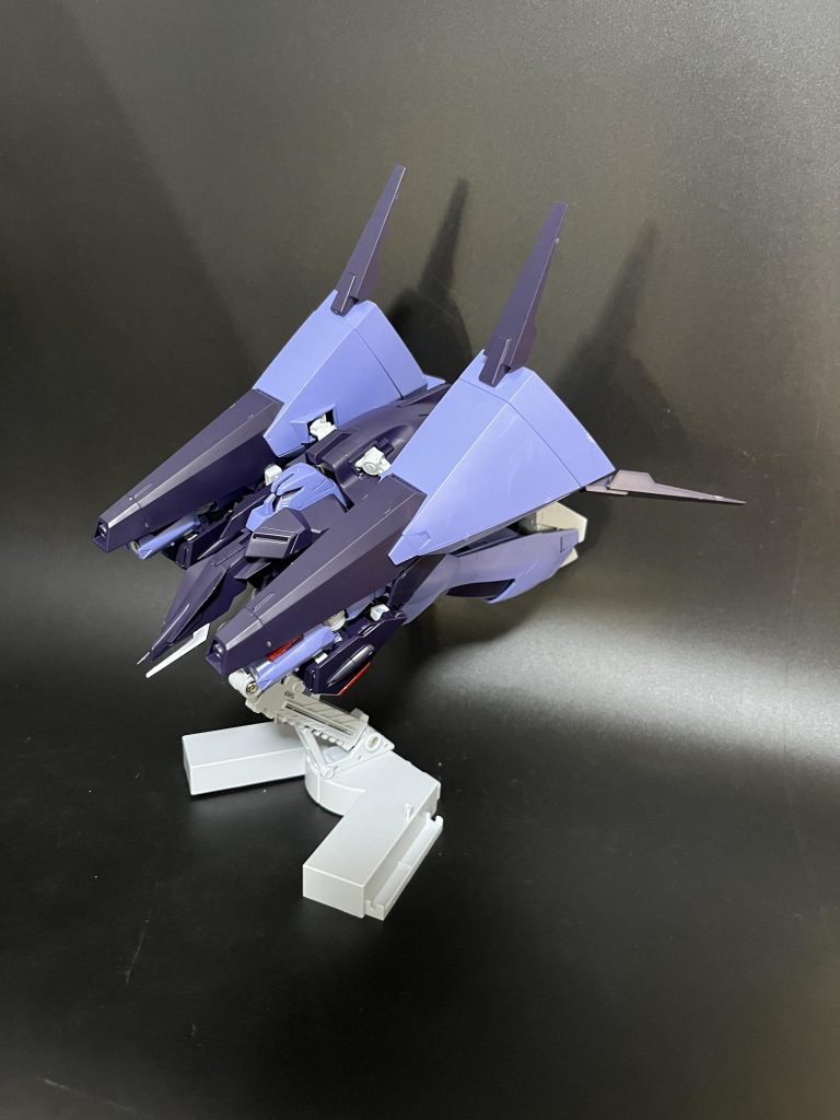 塗装したらもうやることはないMA形態も結構ガチャガチャ動かす感じでしたがロック機能がそれぞれしっかり働くので見た目以上に変形しやすいし、保持力もあります。難点があるとしたら自重が重すぎて付属の専用台座では自立がかなり難しいです。写真もなんとか背景にもたれさせられて撮影できています。アクションベースとかを別途用意するのが無難ですね。