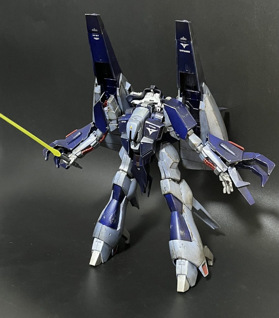 てなこって早速ですが塗装やらウェザリングを済ませて完成です。今回色はZガンダムアニメ本編のカラーリングを意識して紫というよりかは青基調で塗装しました。ウェザリングは久しぶりにかなり汚しめに、ウェザリングカラーとガンダムマーカーで全体的なオイル汚れとサビ表現をして、その後ドライブラシで塗装剥げを付け加えました。