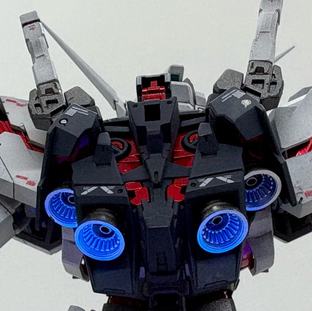 バーニア内側はクレオスさんのスーパーステンレス2.外側はガイアノーツさんのスターブライトアイアン、Oボルトはクレオスさんのスーパーリッチゴールドで塗装。更に内側にはガイアノーツさんの蛍光クリアでコートしてあるので青く光ります。