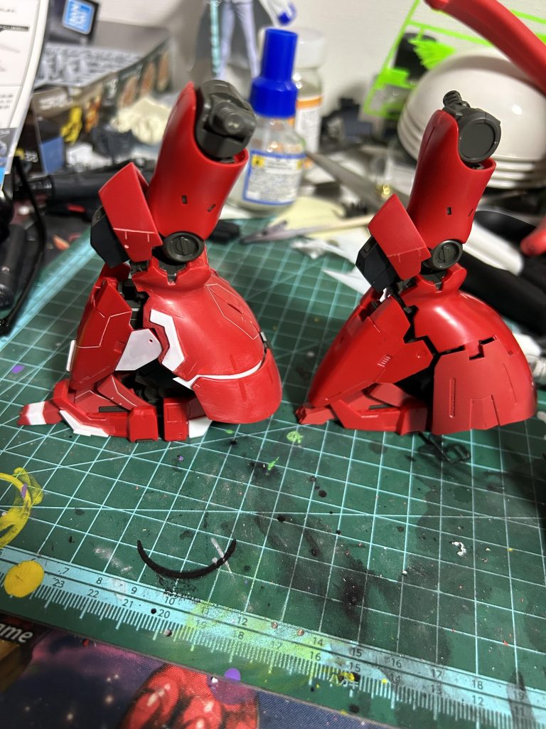 つま先が短く弱々しい為プラ板で延長。足首も0.6mm延長させてます。足部横バーニアは別パーツに変えて基部を延長させ、装甲からチラ見えするようにしました。福岡νガンもアレックス風に作りたくなってきました笑　あれはカラーリング似てるので違和感はなさそうです以上になります。ご覧いただきありがとうございました！！