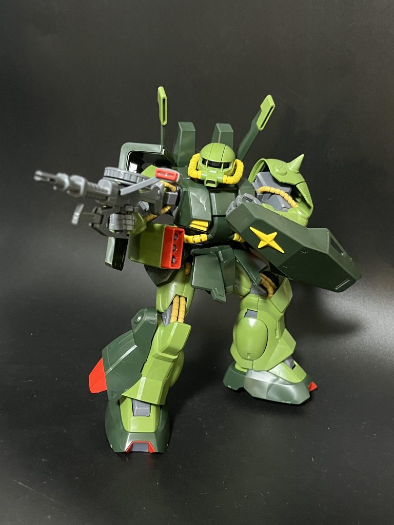 まずはいつも通り素組みから。MGとしてはパーツの少ない方ですが、ひとつひとつのパーツが大振りで手に取った時のサイズ感が所有欲を満たしてくれますね。ディティールがしっかり作り込まれた内部装甲に外装をパチパチはめていく感覚もMG作ってるなぁってワクワク感を得られて楽しかったです！今回成型色も理想通りで大きな改修をするつもりは無いのでこのままウェザリングで簡単フィニッシュしていこうかなと思っております。胸元に大きなヒケが目立ちますが、これもつや消しを吹けば目立たなくなるでしょう。