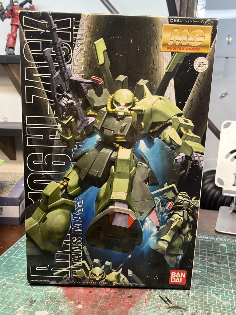 お世話になっております中野です。少し前までHGの制作が続いてたのでデッケェキット作りてぇ〜ってなってたので引っ張りだしてきました、MGハイザックです。劇中ではグラナダでカクリコンが乗り回してたイメージが自分は強いですね。個人的には普通のザクよりハイザックの方が横に広くずっしりとした重厚感が感じられて好みです。