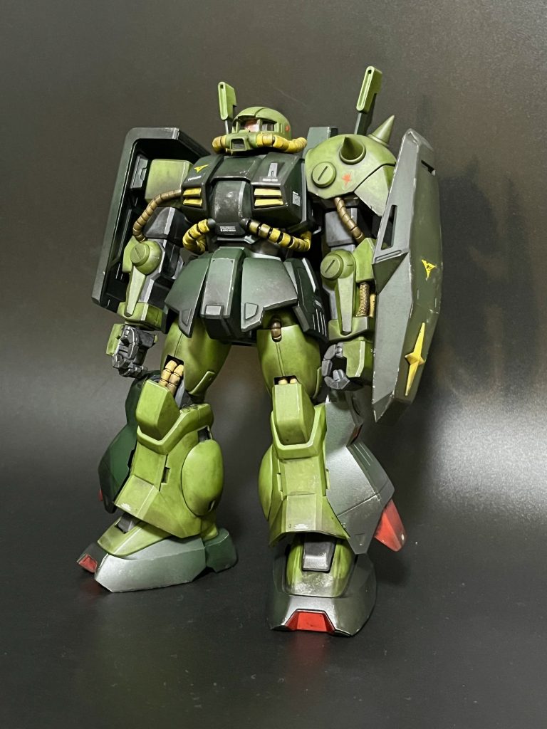 てなこって完成MGハイザックです！ウェザリングカラーとマスターで汚してシルバーをドライブラシしただけの自分がいつもやる最低限の工程だけの簡単フィニッシュです。シールも今回は付属の分だけ。モノアイだけHQパーツさんのものに差し替えてます。