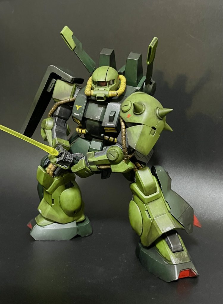 古いキットなこともあり可動域が狭いのと、腕に巻きついてるパイプは軟質樹脂なのですが、あまり動かすとちぎれそうになるのでポージングが取りにくいのが難点でした… 