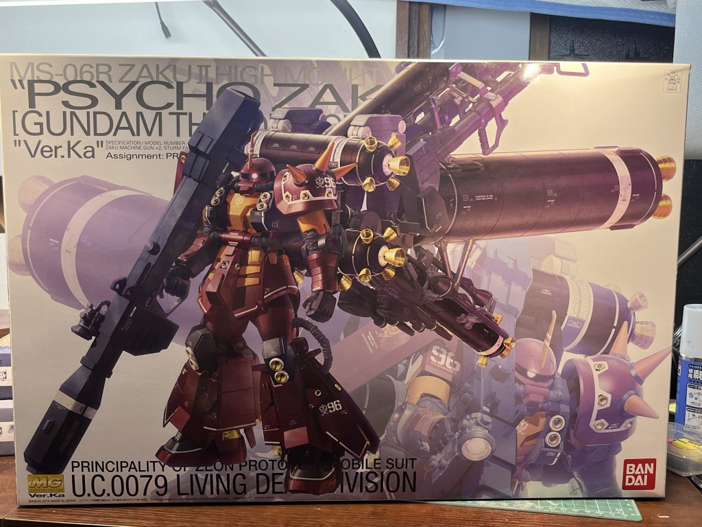 大変お世話になっております、中野と申します。今回は手に入れてからいつ作ろういつ作ろう自分にはまだ早いかなってずっとそわそわしてたサイコザクVer.Kaを作っていきました！！めちゃくちゃどデカいブースターにサブアームを駆使して展開されるたくさんの武装が男心をくすぐりまくる機体です！自分は映画版サンダーボルトは視聴済みなのですが、このサイコザクに乗るまでの経緯とパイロットの周囲の葛藤がなんともグロくて大好きです。それでは前置きはこの辺にして作って参りましょう！