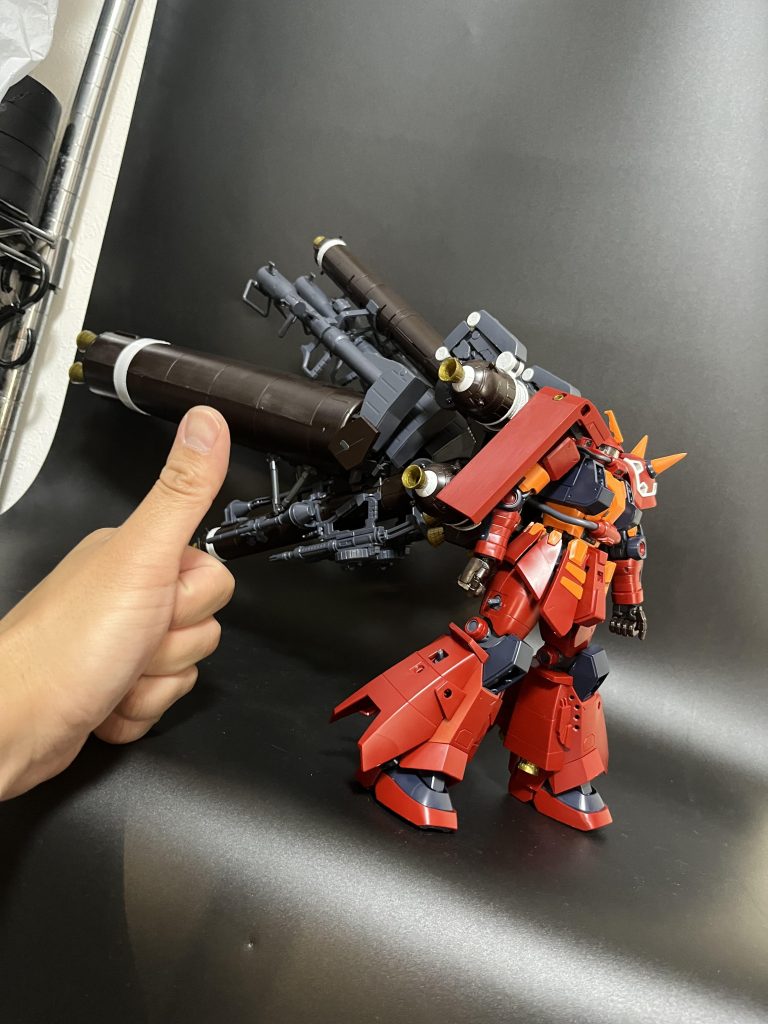 まずはいつも通り素組みから…あのあのあの、想像以上にデカすぎます。シンプルにいつもの撮影ブースに収めるのが困難でした。ブースターの部分だけで全長40cmあり.ザク本体も含めると大体45cm以上あります。ブースターをつけた状態でディスプレイしたい人は飾り場所の確保に覚悟してください。 でもこのデカさありきのこのかっこよさとロマン、作ったかいがありました！一応これで完成というわけでなく、1部細かいパーツは塗装後につけるためにこの段階ではまだつけておりません。さて、今回もちろん塗装していきたいのですが、全体的にメタリックにして重厚感をもっと出したいのと、色味が全体的に明るいので明度を落として本編のように薄暗く重たい空気感を出していこうと思います。