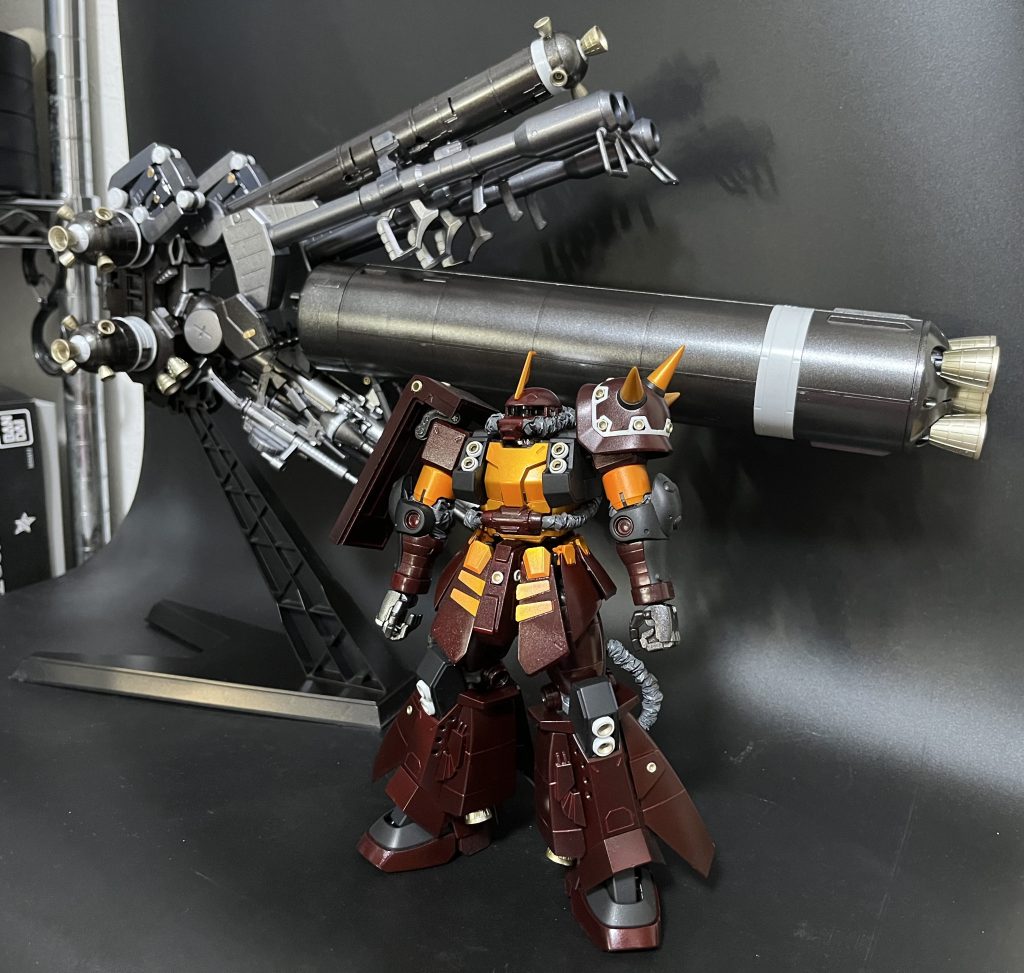 こんな感じかな…？ひとまず全体的に暗めに塗装してきました。オレンジが思った色が出せず少し奇抜にはなってしまったのですが、これはこれでメリハリが出てかっこよく感じたので続投しました。全体的に黒で下地を拭いて上からそれぞれの色のメタリックカラーとクリアカラーを吹いています。