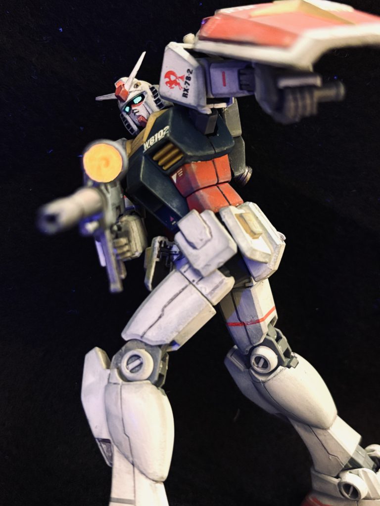 V作戦の機体群は、共通の教育型コンピュータを搭載しているため、データを蓄積すればするほど強くなるという特徴がある。ここは地球連邦軍の総本部ジャブローである。先日、噂のニュータイプ部隊、ホワイトベースもここを経由して宇宙に上がった。本物の