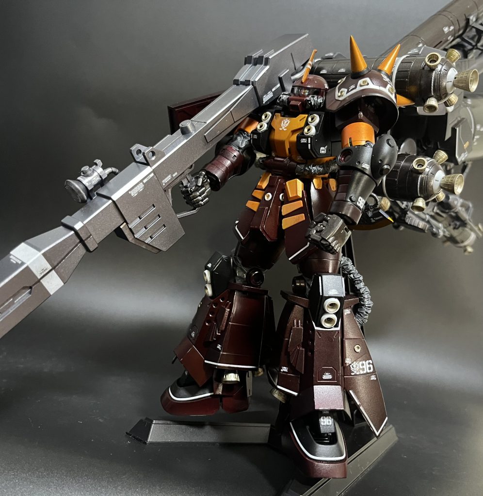 そして完成しました！サイコザクVer.Kaです！塗装後に付属のデカールを全て貼り、全体的にスミ入れとウェザリングマスター、軽くシルバーでチッピングしています。今回初の試みでマットキャンディ塗装というものに挑戦してみましたが、難しかったです…。思った色味が出せなかったので正直なところ失敗ですね、ただやり方やなぜ失敗したかは理解しているので次に生かせればと思います！ただ今回はなんだかんだ結果的にカッコよくなったので存分にこのカッコよさを味わっていきますよ！！