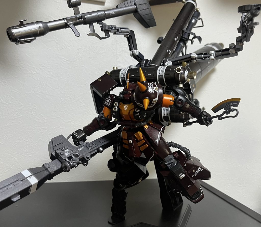 サブアームと手持ちの武装を持ち変えるのが楽しいですね！何持たせても映えます。自分はキットに付属していないパーツや武器を持ち出すのは解釈違いなのでしませんが、ビームサーベルはもちろんガトリングやビームアックス色々な武器を装備追加拡張して魔改造するのも面白そうに感じました。