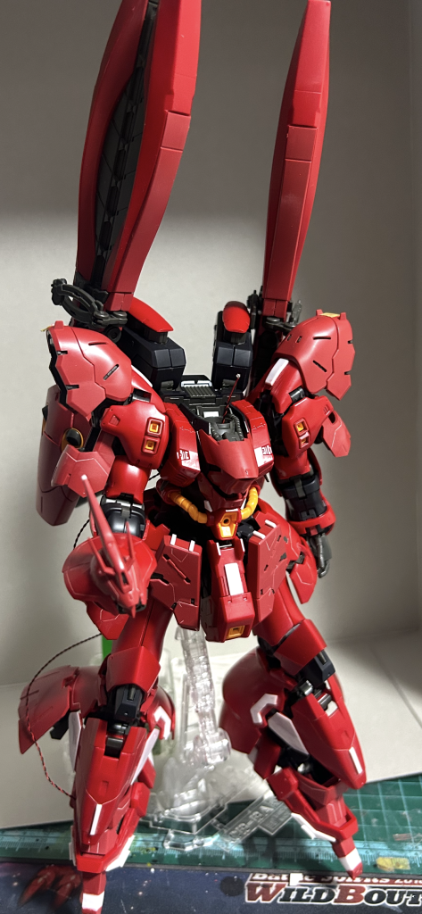 塗装前ですアンテナは長すぎる為あえて数ミリ短縮させてます。それにしても後ろについてる洗濯バサミみたいな装備が重すぎて自立しません笑