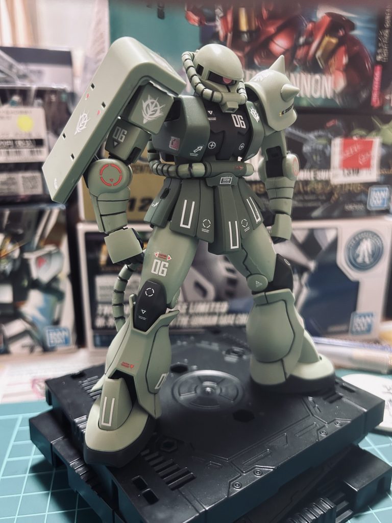 デカール貼ってます結構このザクIIもお気に入りですね