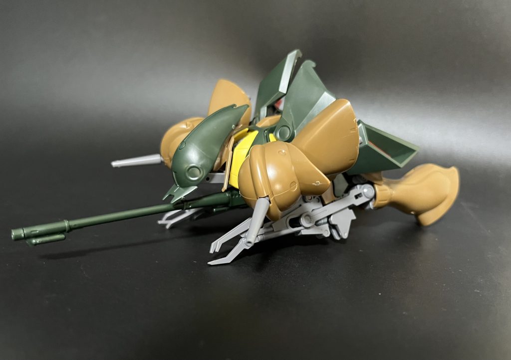 塗装前にMAに変形だけ楽しんどきます胸部に台座に固定するようの穴が開くハッチがあるのですが、なんかガッツリハマっちゃってて何やっても開きませんでした。無理にするとパーツがえぐれたり割れそうだったので今回は諦め、地面にベタ置きです…虫のような奇怪なデザインでMA形態としては好きなフォルムですが、変形がかなりややこしく塗装後にすることは無いかなぁーって感じでした。