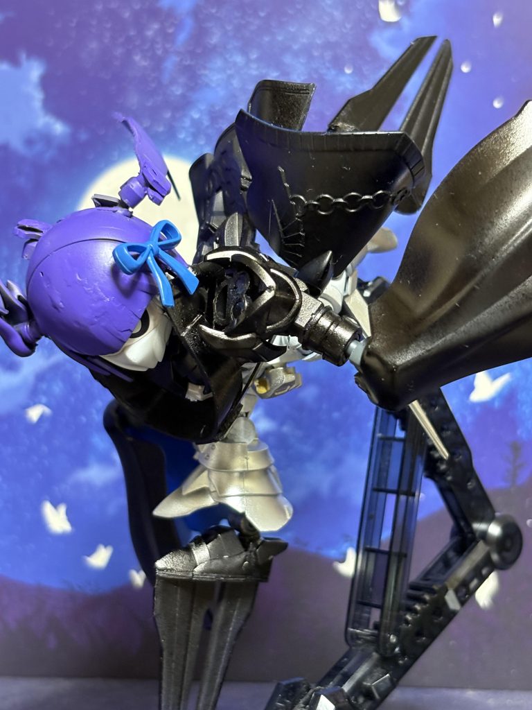 かなり反った体勢を取ることができます……が、腰コート後ろ側が邪魔になるので活かしきれず