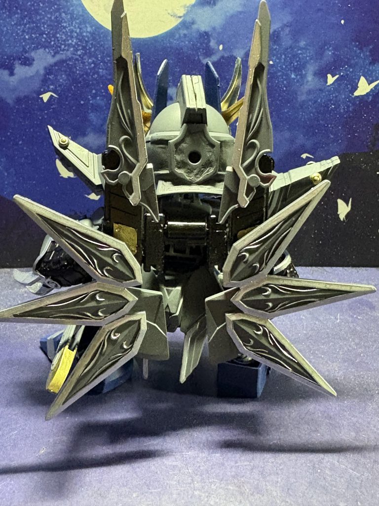 背中に装備した大砲を敵味方入り乱れていようが関係なく、無慈悲に撃ち放つ「生きていれば能力のある者、死んだらそれまでの者だったと言うことです」