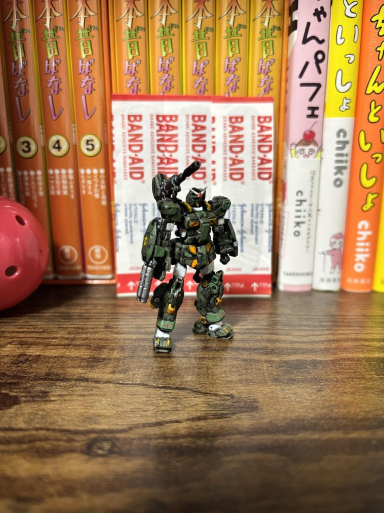 フルアーマーガンダム、渋くてカッコいいですよね!塗ったら少しのっぺりしたイメージになったのでコマンドガンダムも意識して迷彩、緑を2色にしてみました。そして組み立てたプラモで撮影するスペースがないのが悩み😩苦笑