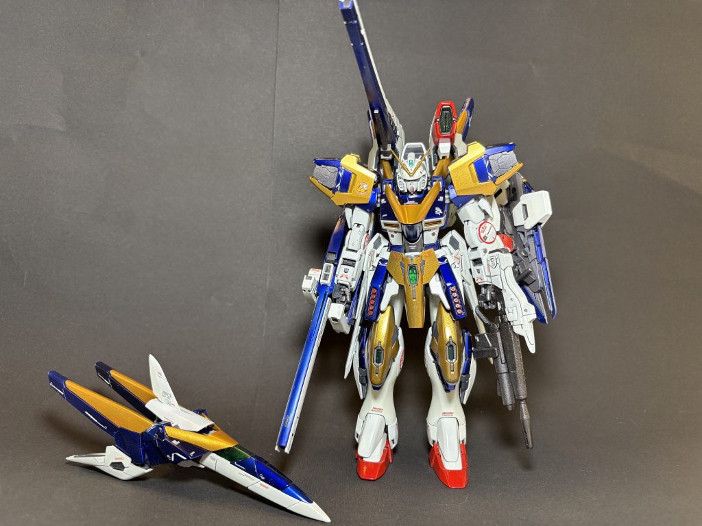 このキット、コアファイターが2機ついてますが、一機はABパーツが付くので、AB用とノーマルV2用に組分けします。