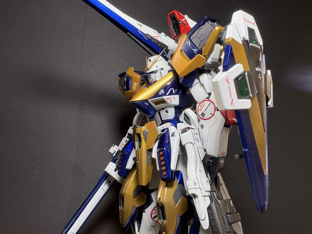 いやーもう武装てんこ盛りです。ひっくり返りそうなので常に前傾姿勢です。コアファイターの機首をしまうギミックが複雑すぎて、説明書読んでもよく判らず、あーでもないこーでもないと時間がかかりました。設計した人、すごいです。