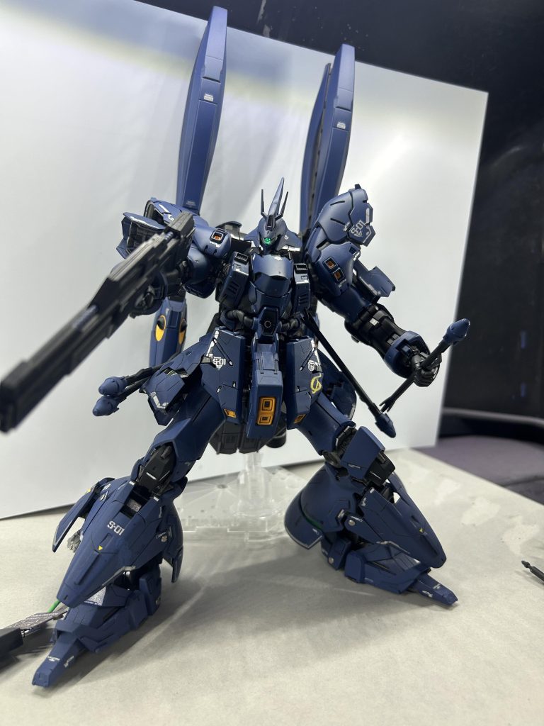 シュツルムファウストは4本装備。本家ケンプファーは太ももに装備してたと記憶してましたが、サザビーの場合腰部にバーニアがあるため、太ももに装備するのはナンセンスと思い腰部につけましたケンプファーはピンクのモノアイですが、ピンクは似合わないと思いサザビーのまま緑で電飾組みました。