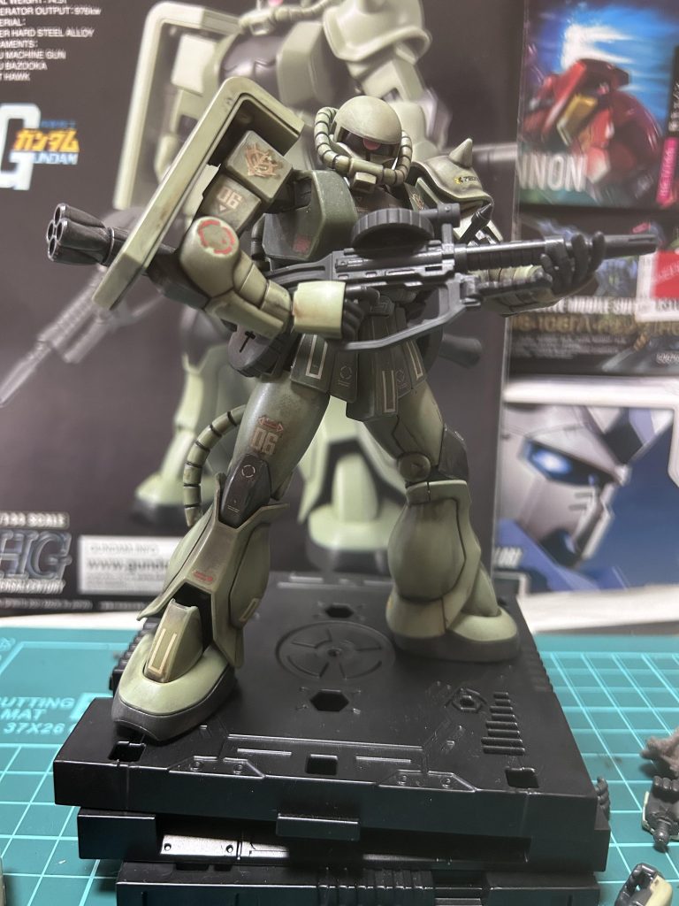 正面からもキマります塗ってる途中でデカールが剥がれて左右非対称になるところもしばしば....ただそれも