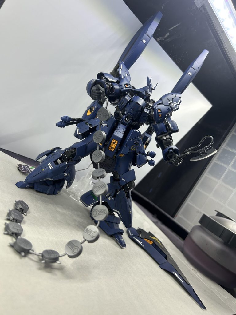 相手に爆弾を巻きつけて起爆させる、、チェーンマインって魅力的な武装ですよね。MS相手にはナンセンスな気がしますが笑ヒートホークも装備済み。右腕にネオジム磁石を仕込み取り外し自由にしました