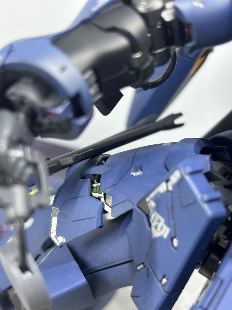 内部フレームが見える箇所にはサイコフレームを意識して蛍光グリーンで塗りました(中身は一応サザビーですので笑)