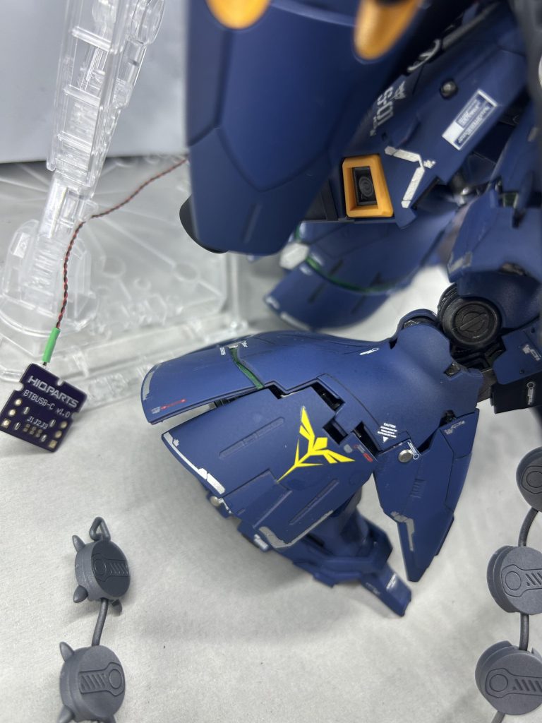 足後ろ周りの装甲は切り離しプラ板で繋ぎ蛍光グリーンで塗りました。ここもサイコフレームを意識してます。各種メタルパーツ、ダクトパーツを埋めこみました。 