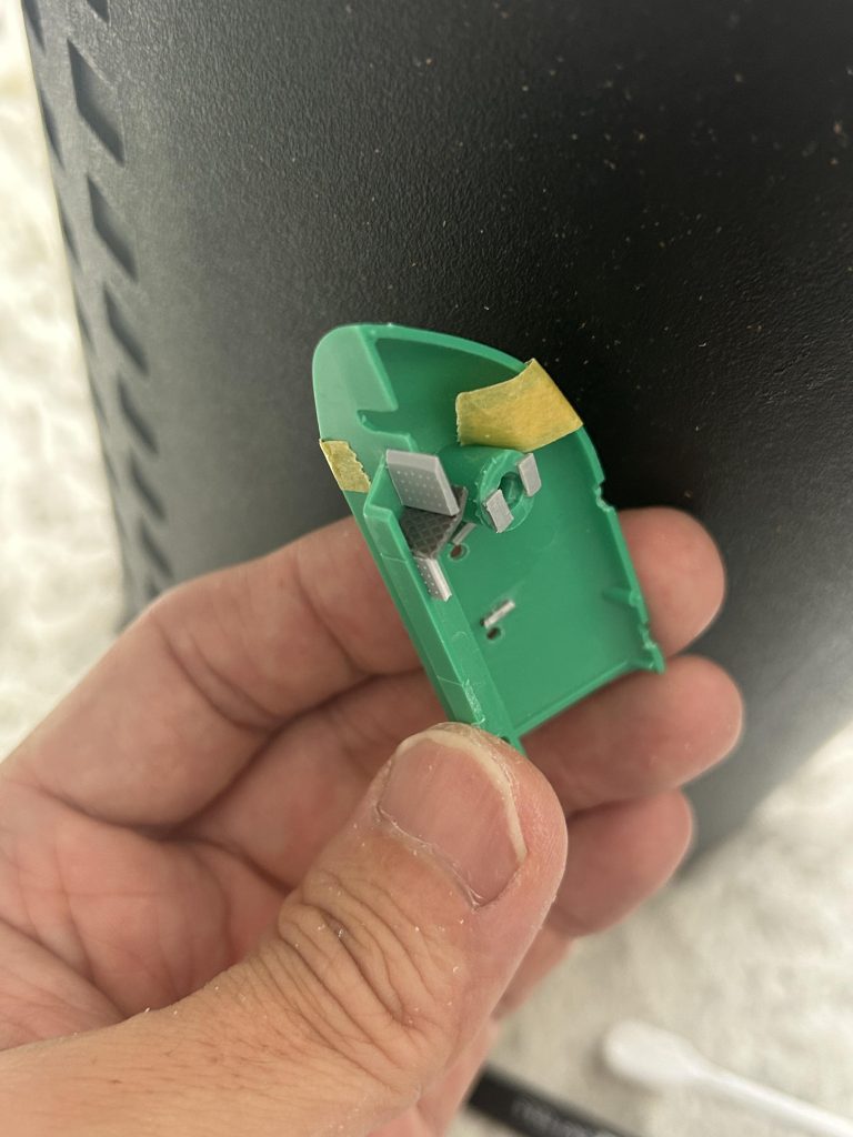 ダクト部分には天井面にプラ板、奥にメッシュ地のパーツを仕込みました。完成したらほぼ見えません。。