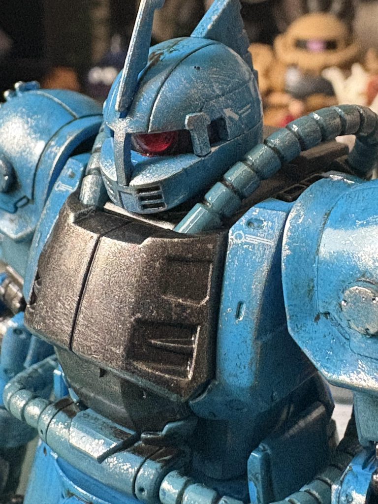 イケメンモノアイはレンズシールを貼りましたが、干渉するので穴空けて埋め込みました