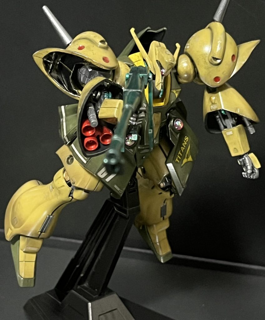 足の袖や腕周りなど影になる部分が多いので塗装時に黒サフを吹いてそのままにしております。今回ウェザリングはガンダムマーカーでの汚しでやっております。このガブスレイ、ほぼ全身がABS樹脂ですので溶剤を使用した汚しをすると全身が粉々になりそうでしたので、こういった時は少しめんどくさいですけどガンダムマーカーが心強いですね。全体的に真っ黒に塗りつぶしてからメラミンスポンジで拭き取ってます。