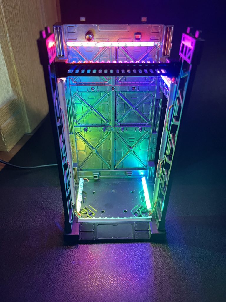 台座です100円ショップにある模型用台座にws2812bのLEDストリップをつけていつものArduinoで光らせてますただプログラムミスなのか断線なのか出力限界なのか知りませんが9本中4本のLEDストリップが光りません原因探すのがめんどくさいのとそれなりに光っているのでそのままにしてます