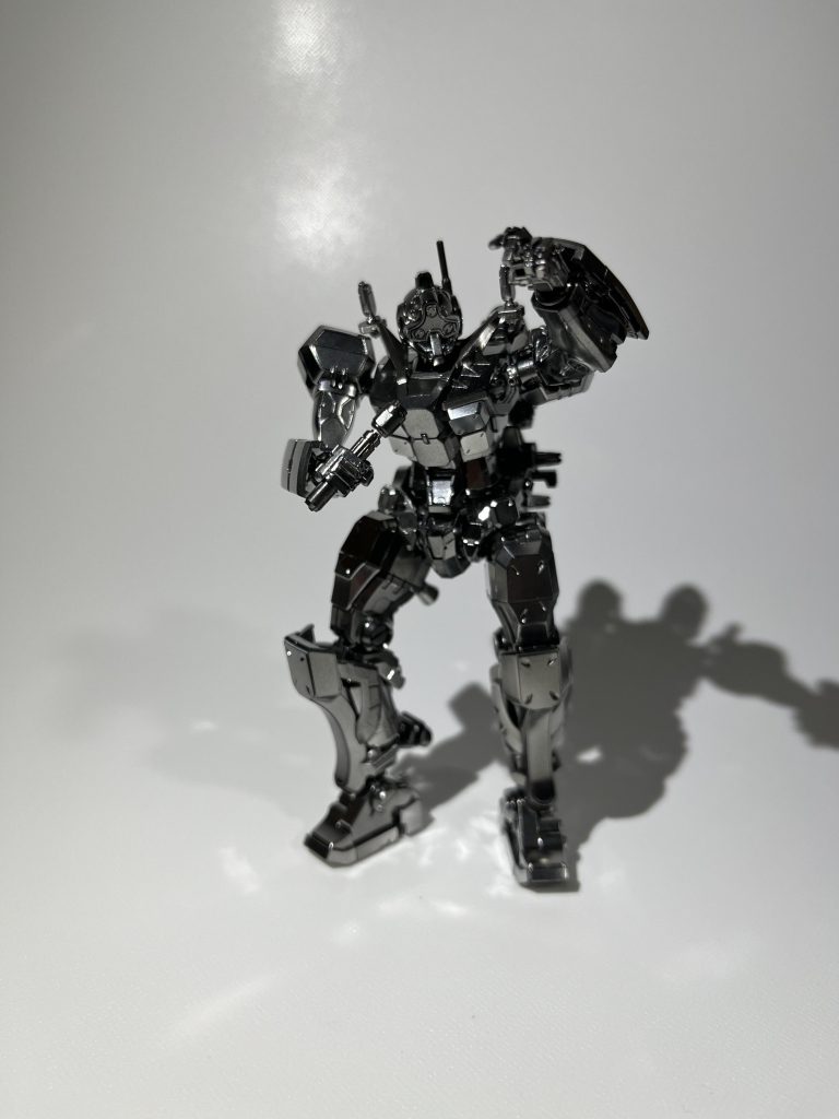 これが本体全身をプレミアムミラークロームで塗装しただけですワイヤーを飛ばすためのハンドパーツのおかげで会場を煽るポーズみたいにできます