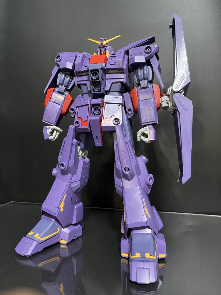 てことで素組みから（細かいパーツは取り返しつかなくなるのでまだ付けてません。）………………なんか成型色薄くない？？ランナー切ってた時から思ってましたがアニメとかでよく見るサイコガンダムは光とかの影響かもしれませんがもっと濃く暗い紫のイメージでした。ですのでそこは塗装したいと思います。直近出たキットなだけあってディティールアップは不必要なほどしっかりしてますのでこのままいきます。事前にサイコガンダムを作ってますのでガンプラの進化にまず驚きますね…普通のサイコガンダムは色分けほぼ皆無でしたのでディティールアップに苦労した覚えがあります。