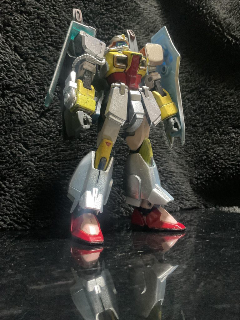 「ハイザックの由来」増加装甲が緑色である理由はザクであるという認識をプラントの市民が遠くからならば認識するであろうという事。ザフトの技術者が連合色のネーミングを気に入らない事。ナチュラルがザクを扱えるという概念をずらす事。ザクの技術によって高性能に仕上がっている事の強調。など様々なご要望に応えるため。ハイは身分を隠す事の他にハイレベルである事。ザックと呼ぶ事で無理やりザクとの関連を遠ざける意図を含ませている。