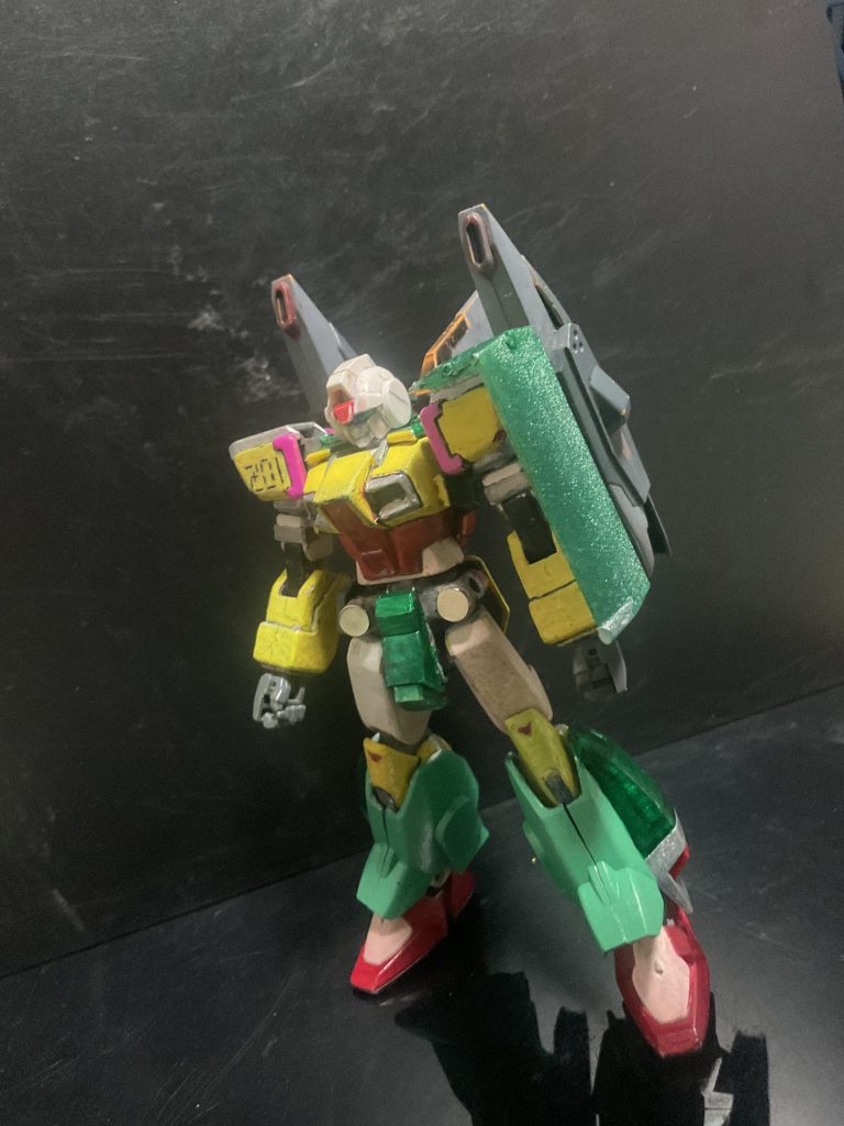 プラントから離れていたり地球付近などの活動ではノーマルアーマーと併用して救助や支援に当たる事が多くなっている。肩のシールドは作業員の橋や屋根など安全の確保の為に脱着する事ができる。