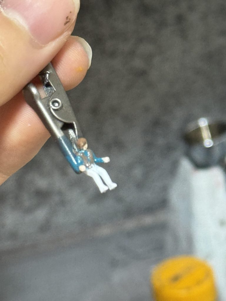 ここからは製作過程を。コックピットに乗せるトロワのフィギュアは塗装しました。