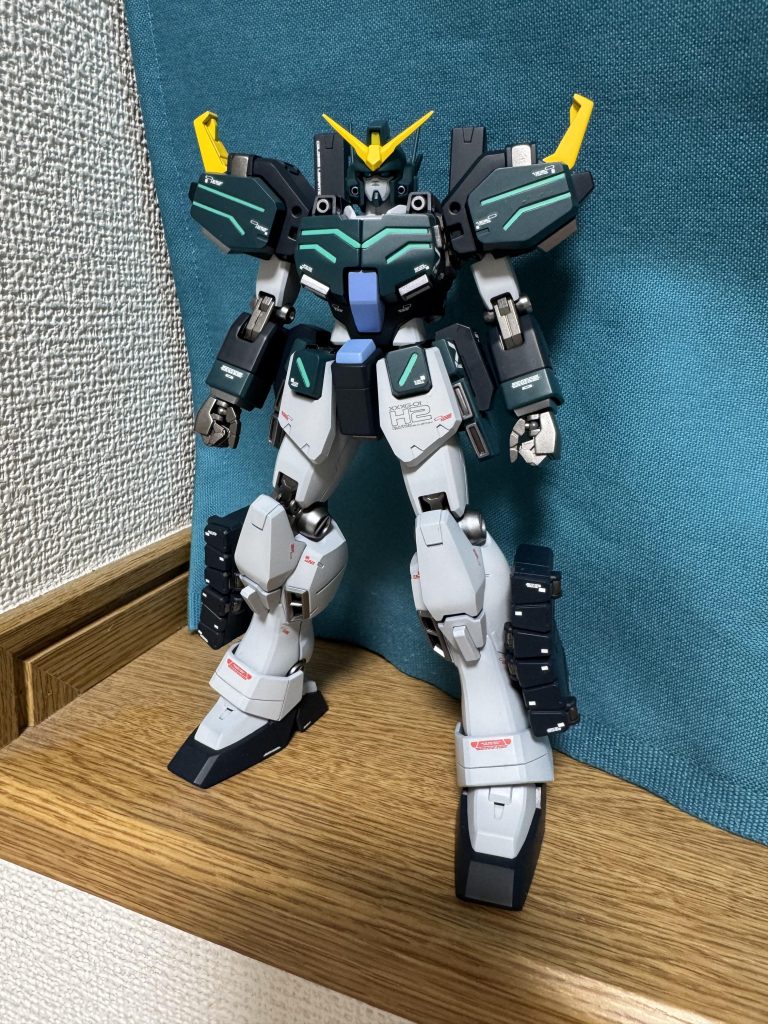 手ぶら状態で、やはりEWのヘビーアームズ改はカラーリングが本当に良いですよね。青緑の部分がちょっと緑が強すぎたかなーって思いますが、設定画だったりトロワのイメージカラーっぽくなったと思うので良しとします。写真だとわかりづらいですが、白の部分はうっすらとグラデーションをかけてます。