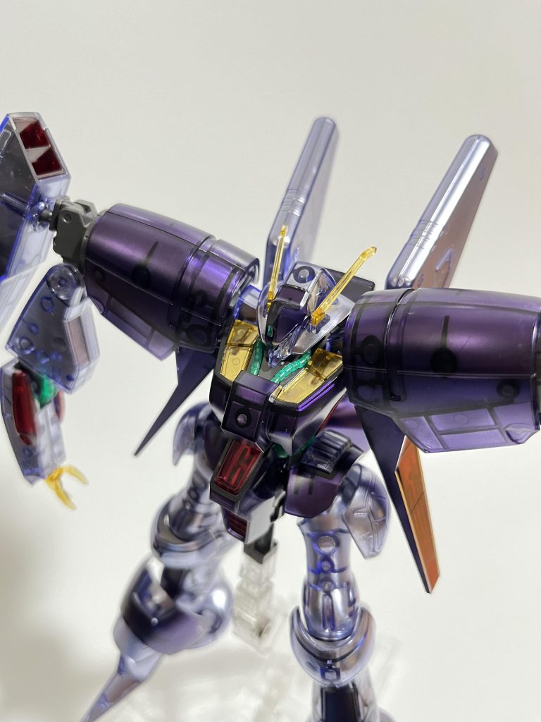 HGのクリアカラーはダボ穴が目立ってしまう…