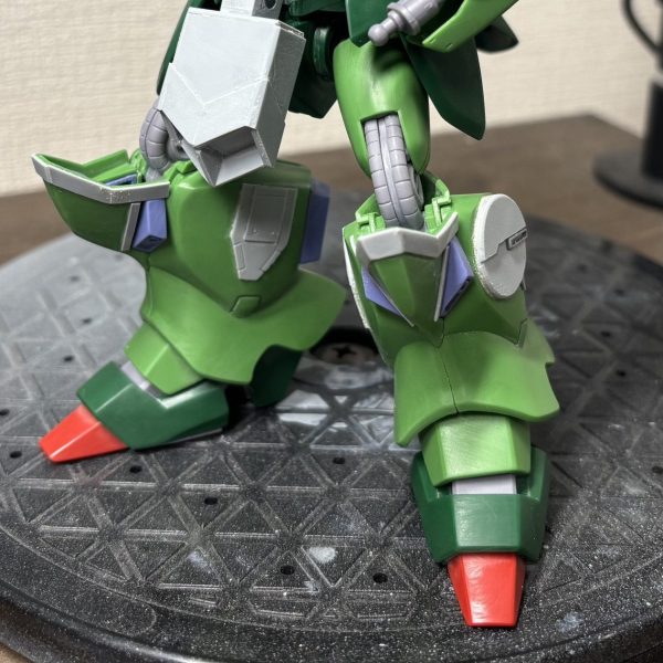 諸々やりたいことのマテリアルが枯渇…なので脚部を進めてました。脹脛のサイドがワイドでワイルドなので、何かしらディティール入れたいなぁとドーベンウルフみたいな円形ディティールを入れてみたり。膝アーマーに枠つけたりしてみてます。