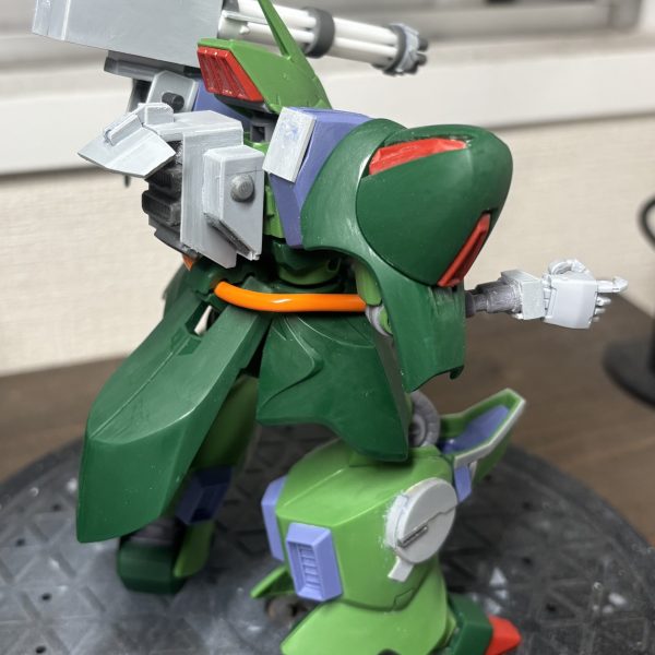 腕にボールジョイント仕込んで、ハンドパーツをチェンジ。バックパックを陸戦風に小型化したものに作り替え。あとあとの仕込みのために肘下にポリキャップ仕込んでます…。（2枚目）